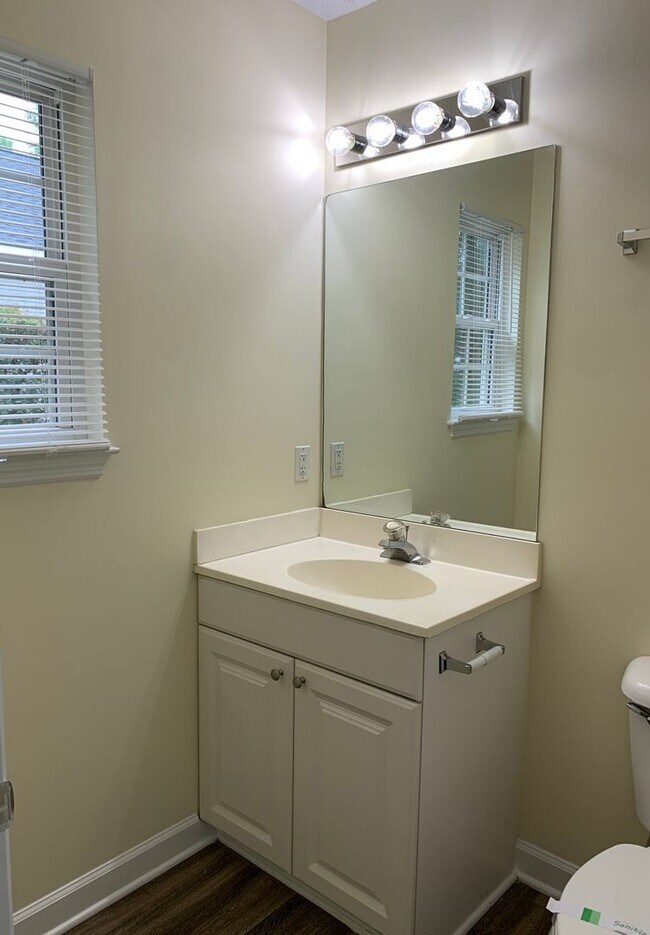 Building Photo - 314 Hillsdale Dr