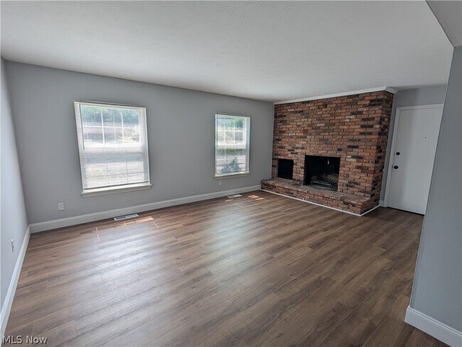 Building Photo - 6920 Carriage Hill Dr