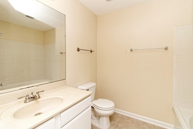 Building Photo - Amazing two bedroom 2nd Floor, Summer House Available June 19!