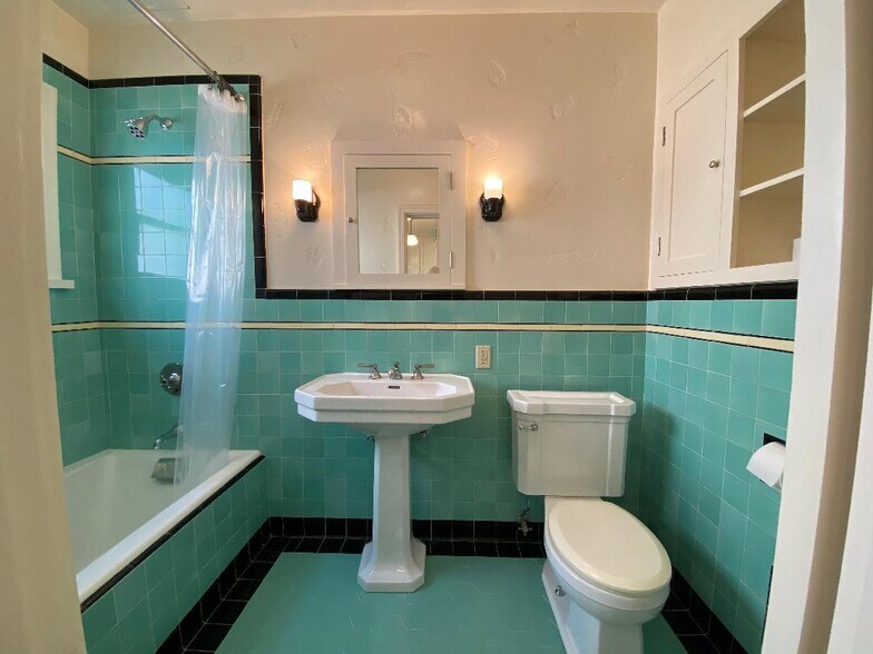 BATHROOM - 1841 Kelton Ave