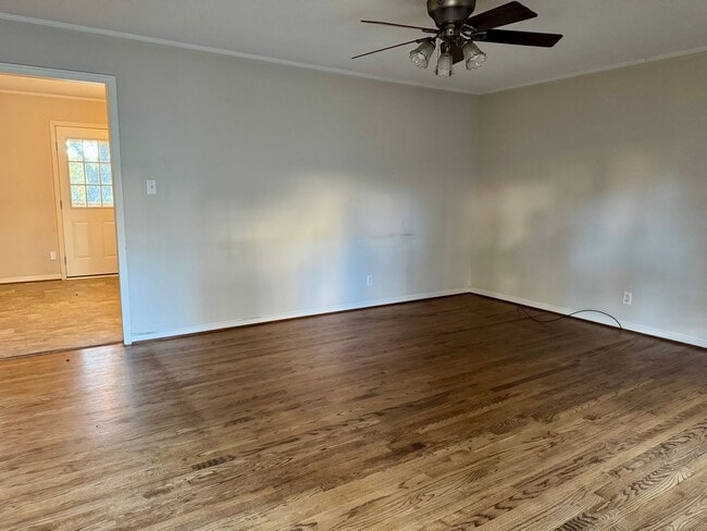 Building Photo - 3 Bedroom Home in Saks!