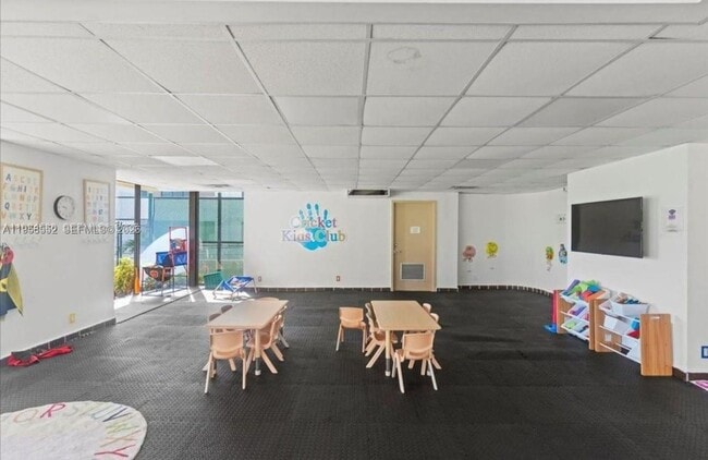 Building Photo - 1800 NE 114th St