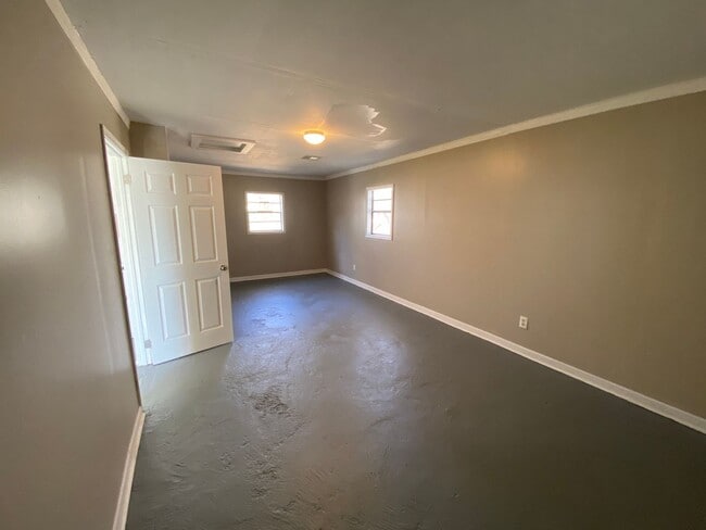 Building Photo - Spacious 4-Bedroom Home – Section 8 Welcome!
