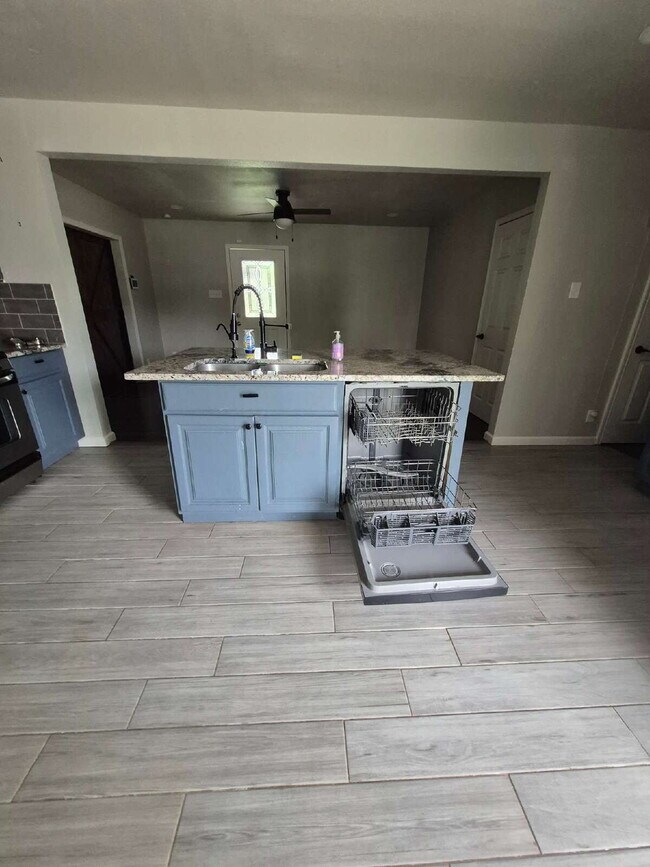 Building Photo - 3 bed/2 bath in Kirby