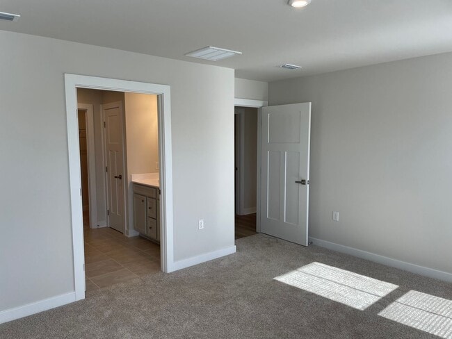 Building Photo - 3 Bedroom 2 Bath Home in Middle Creek Vill...