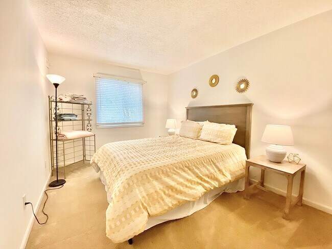 Building Photo - Beautiful Mount Pleasant Townhome