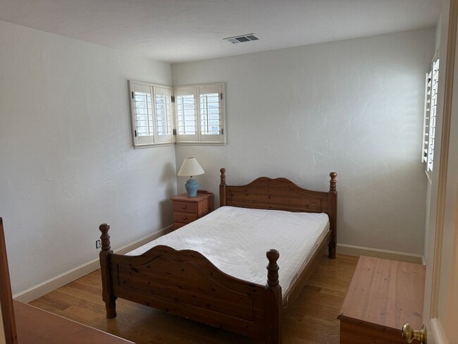 Building Photo - Los Altos Townhouse