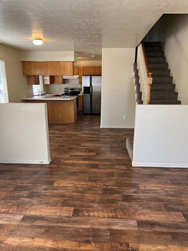 Building Photo - Nice 3 Bedroom, 2.5 bathroom townhome in S...