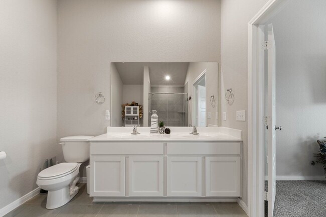 Building Photo - Stylish 3-Bed Home with Island Kitchen, Private Patio & Fenced Yard in Seguin