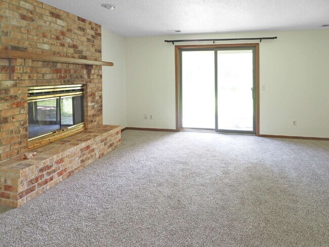 Building Photo - Available now 2-Bed Twin Home in Shoreview