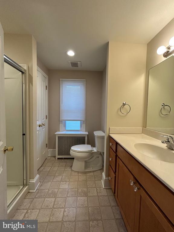 Building Photo - 424 Center St