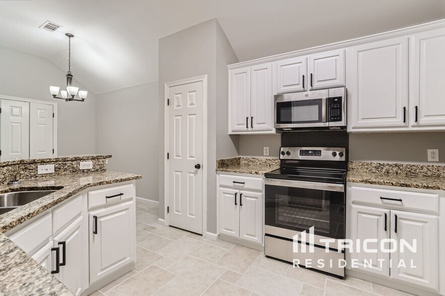 Building Photo - 1705 Alpine Dr