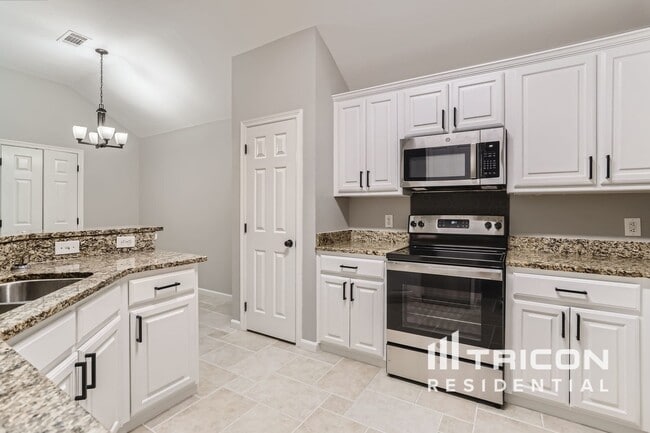 Building Photo - 1705 Alpine Dr