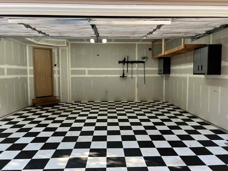 Oversized two car garage with storage - 6512 Newaukum Pl NE