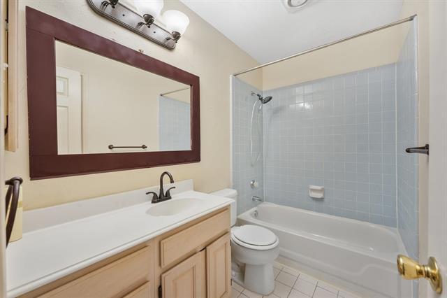 Building Photo - 2305 Valley Creek Dr