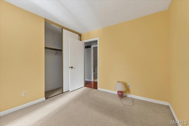 Building Photo - Welcome home to comfort and convenience in St. Peters!
