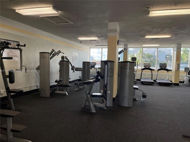 Building Photo - 400 Kings Point Dr