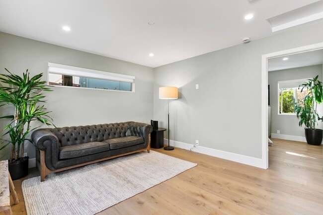 Building Photo - Hidden Gem in Newport Heights