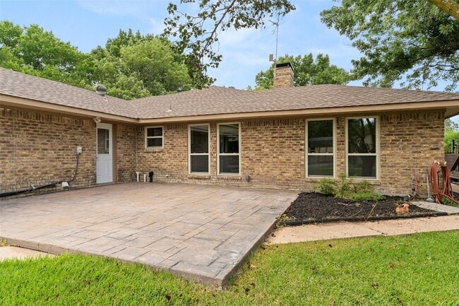 Building Photo - 390 Holly Ln