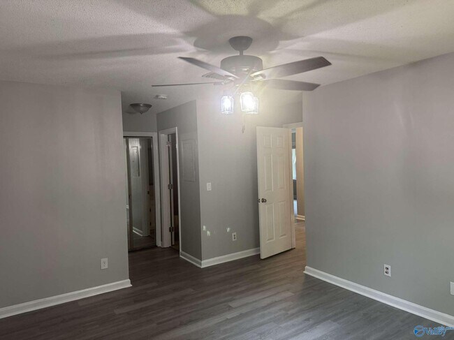 Building Photo - 2071 Woodlawn Dr SW