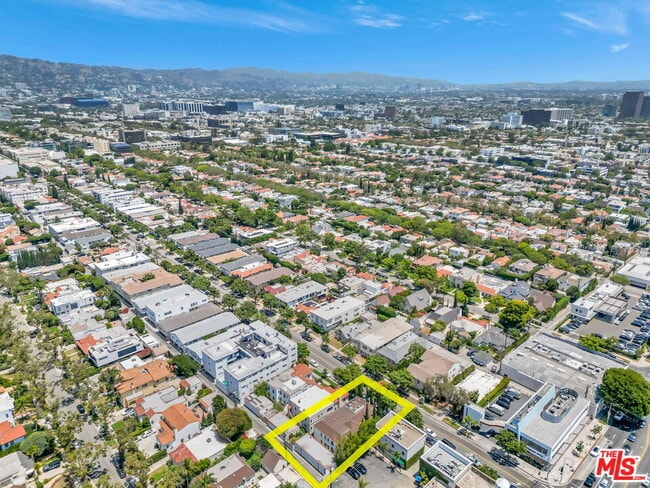 Building Photo - 361 1/2 S Doheny Dr