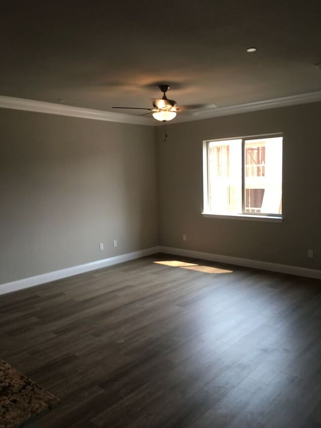 Building Photo - 4 Bedroom West Redding Townhome-  MOVE IN ...