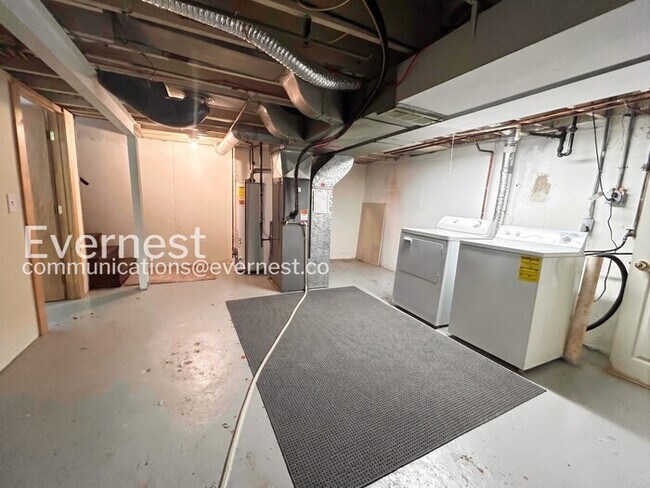 Building Photo - 2 Bed, 1.5 Bath Home with Attached Garage / Available Now!
