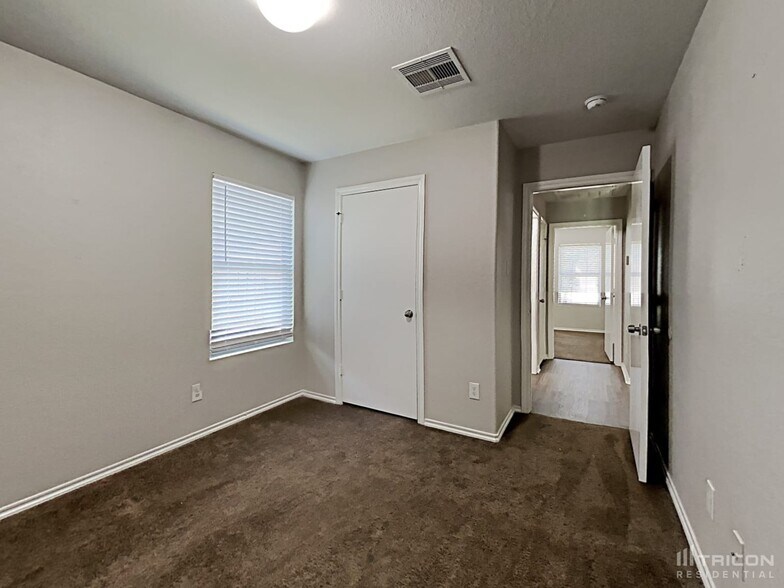 Building Photo - 814 Lightningbug Ln