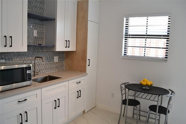 Building Photo - 3220 SW 93rd Pl