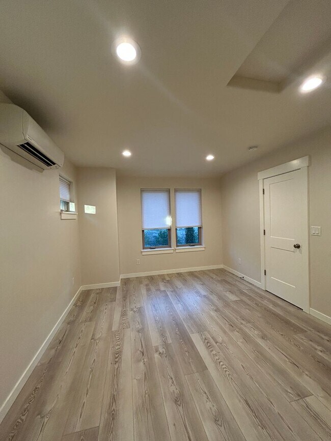 Building Photo - 1079 NW Quincy Ave