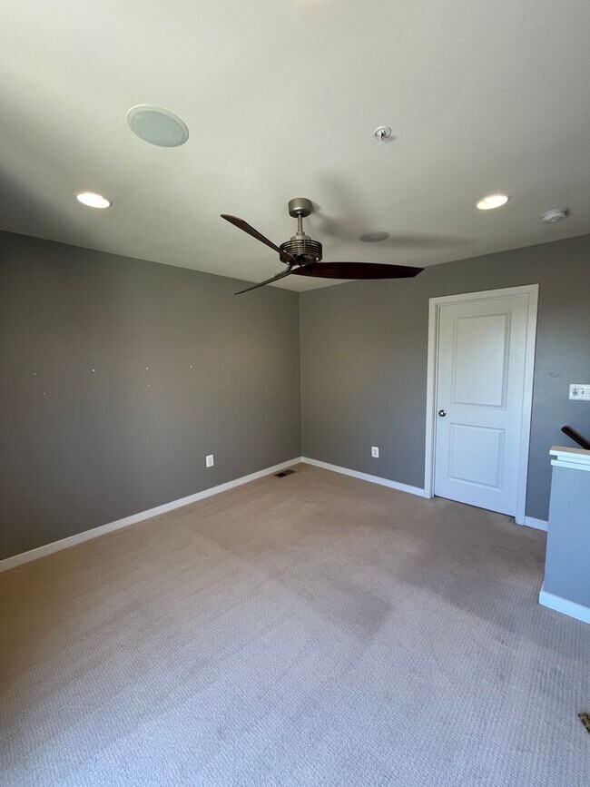 Building Photo - Lovely 3 BR/3.5 BA Townhome in Brookline!