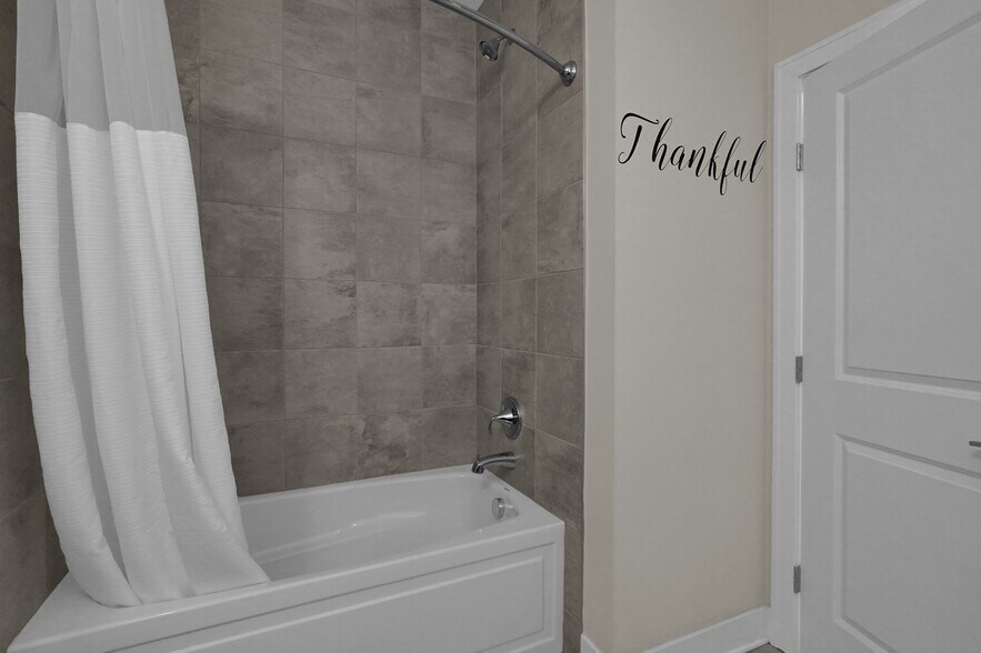 Full Bath - 1st Floor - 754 N 6th St