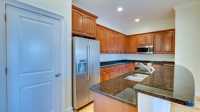 Building Photo - 407 E Hull St