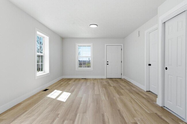 Building Photo - 144 N Quentin Ave