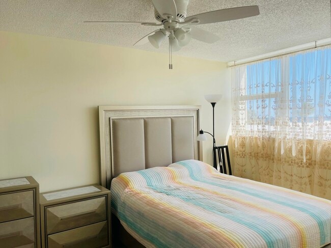 Building Photo - 1237 Hillsboro Mile