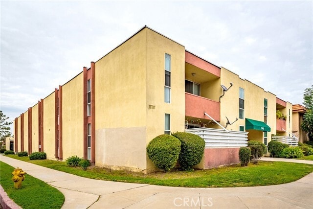 Primary Photo - 17463 Vanowen St