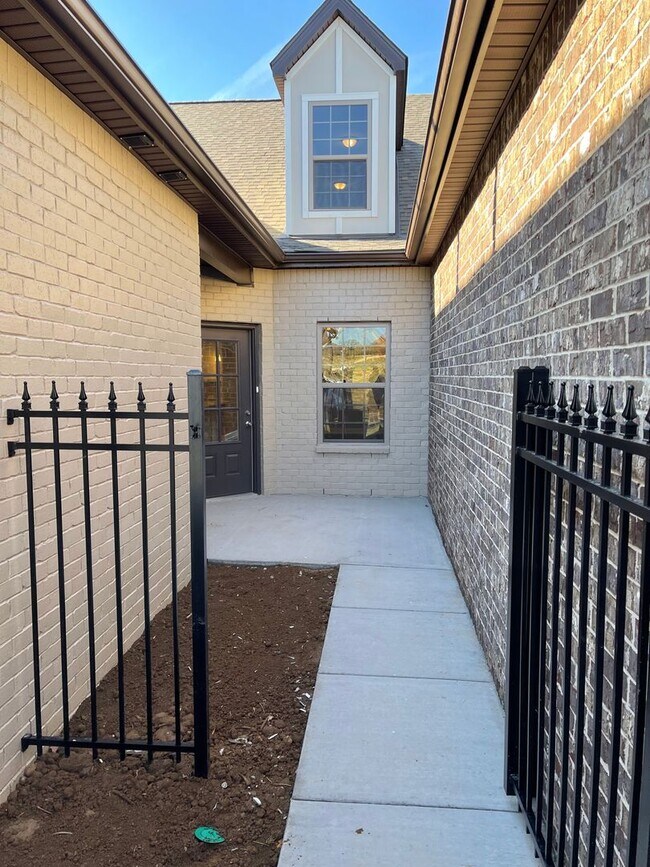 Building Photo - 3 Bedroom Townhome w/ 2 Car Garage