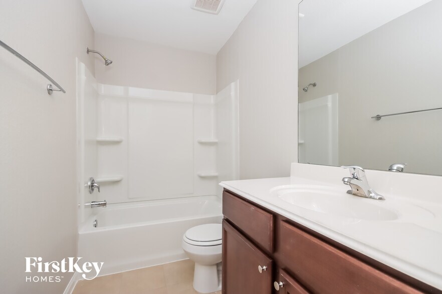 Building Photo - 15406 River Ends Dr