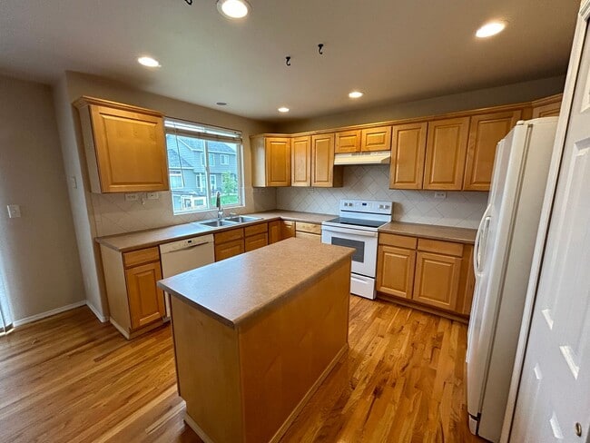 Building Photo - 4 Bed 3.5 Bath