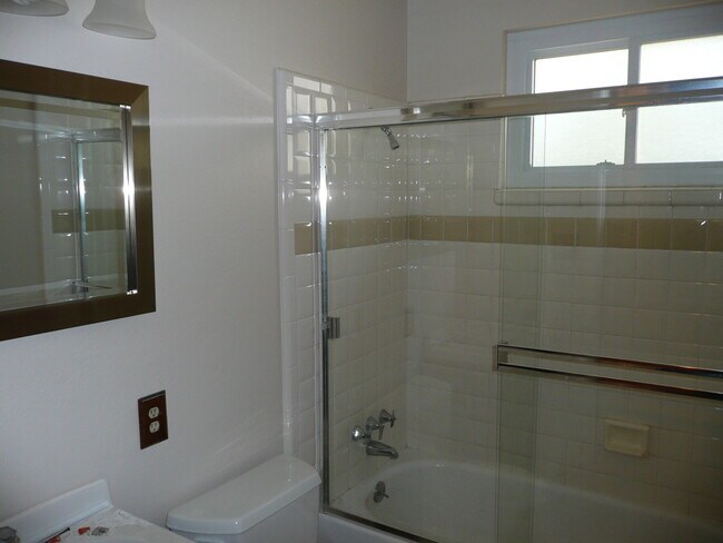 Main bathroom - 3882 Yale Way
