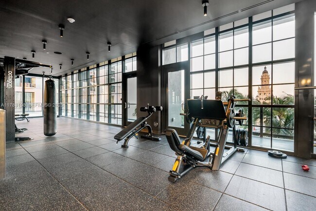 Building Photo - 601 NE 1st Ave