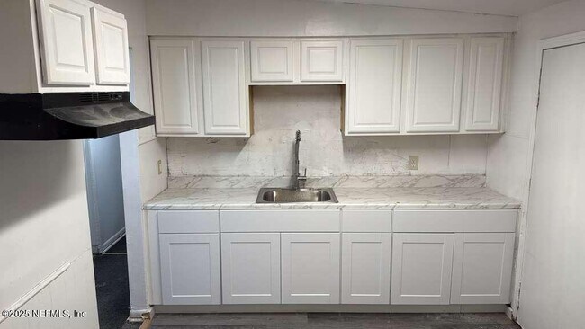 Building Photo - 1631 W 14th St