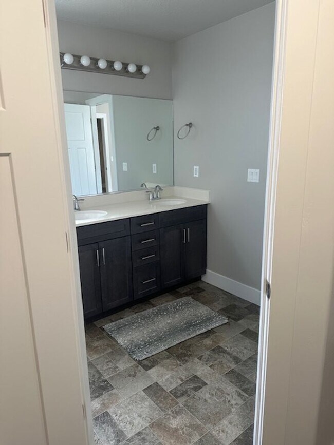 Building Photo - Amazing 3 bed, 2.5 bath with 2 car garage townhome!