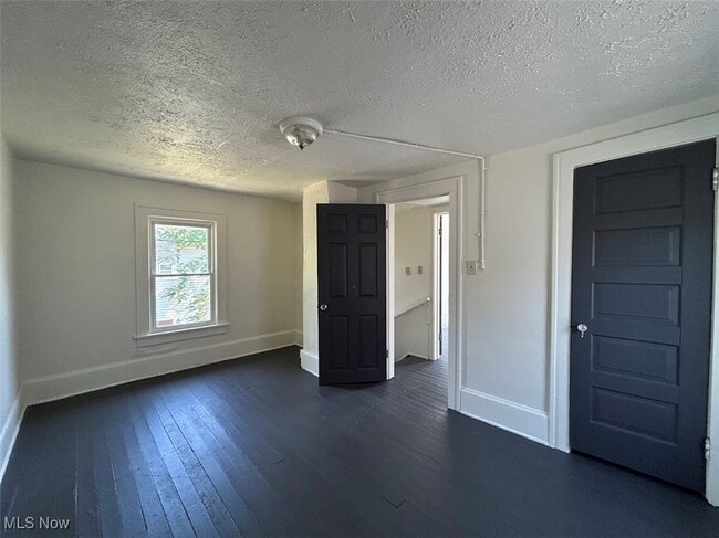 Building Photo - 1392 Hart St