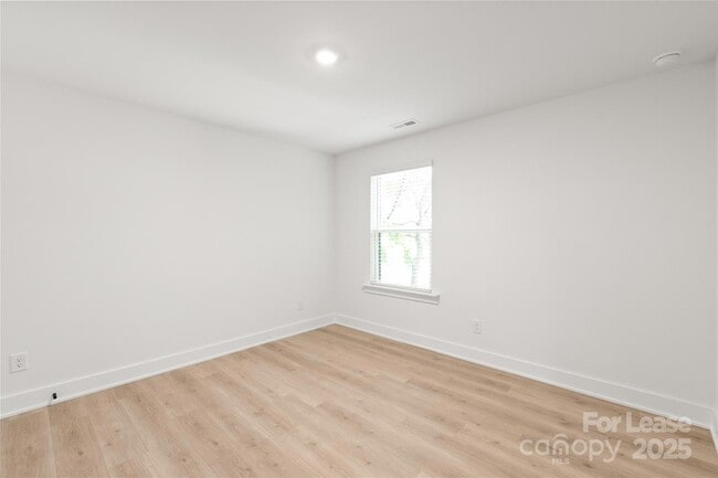 Building Photo - 2025 Wilson Ave