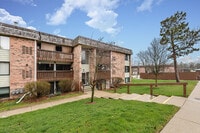 Building Photo - 1265 S Maple Rd