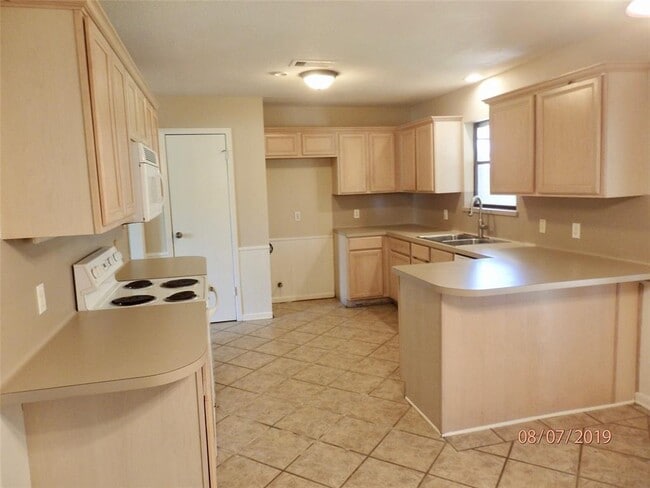 Building Photo - 2109 Riverside Dr