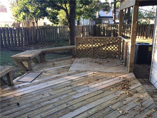 Building Photo - Chimney Hill