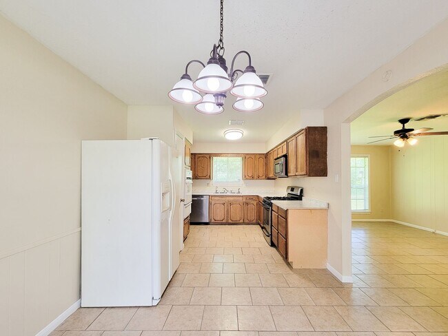 Building Photo - NICE 3 BEDROOM 2 BATH LEASE HOME IN SPRING...
