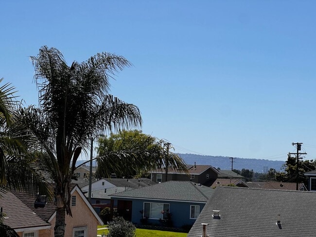 Building Photo - Private 2 bedroom, 1bath back house